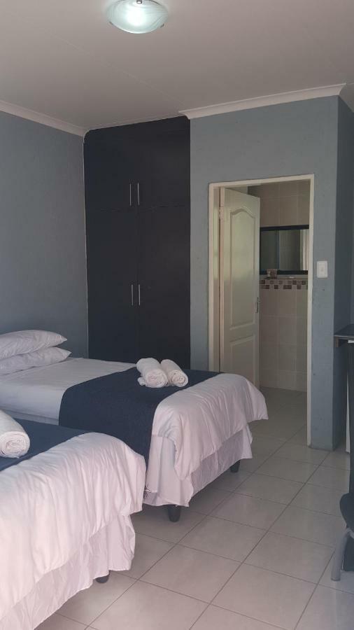 Silver Rest Guesthouse Мафикенг Экстерьер фото