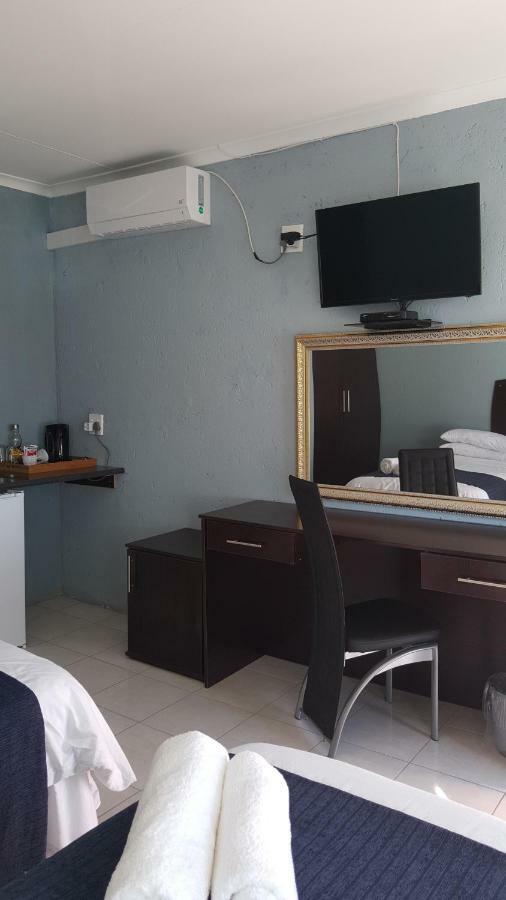 Silver Rest Guesthouse Мафикенг Экстерьер фото